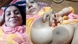 Bangladeshi Bhabhi Showing Boobs